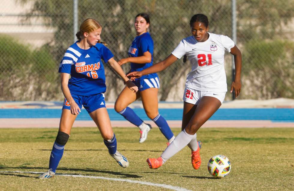 Coronado midfielder Jazmine McCallum (21) moves the ball around Bishop Gorman defender Grace Ya ...