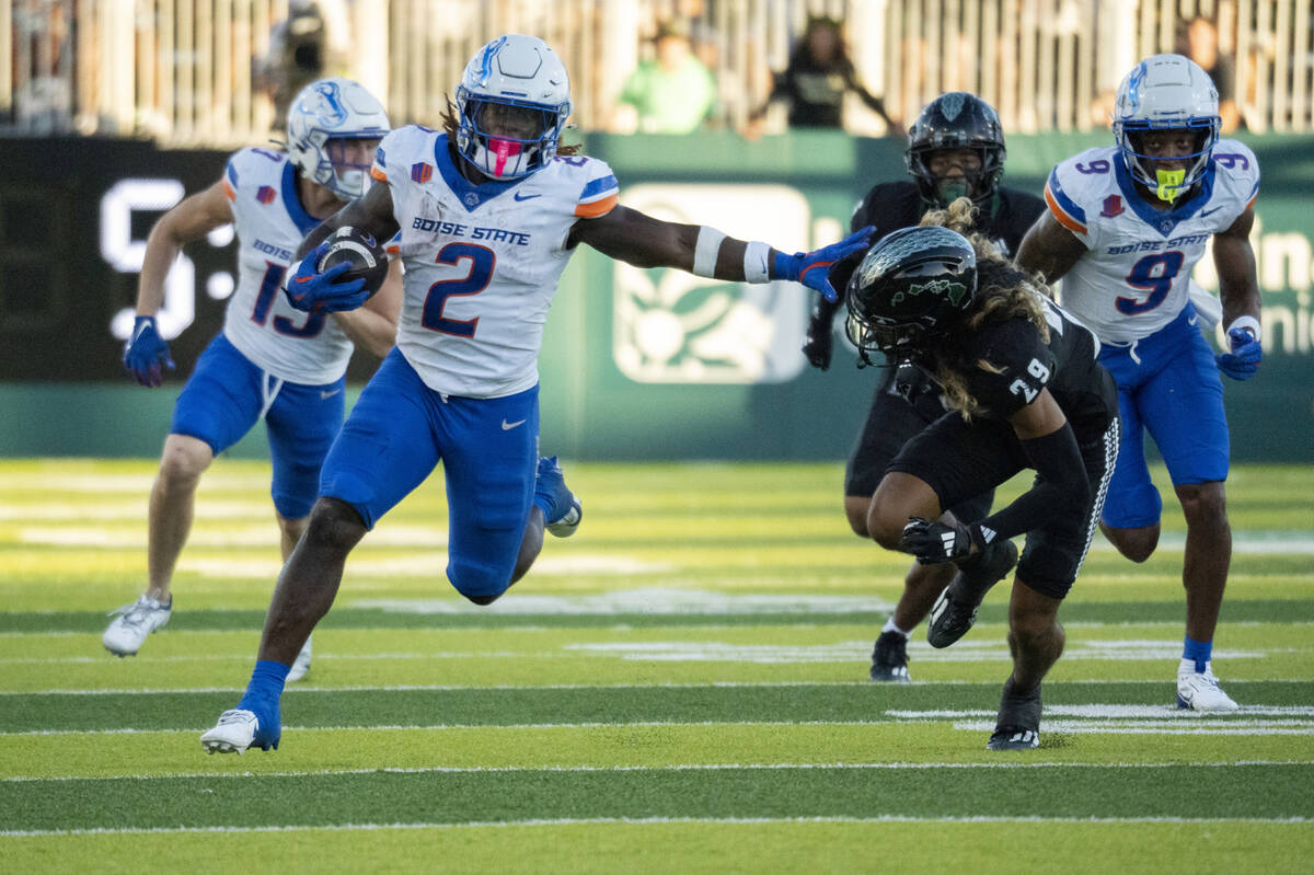 Boise running back Ashton Jeanty (2) runs the ball for a 54-yard touchdown during the first hal ...