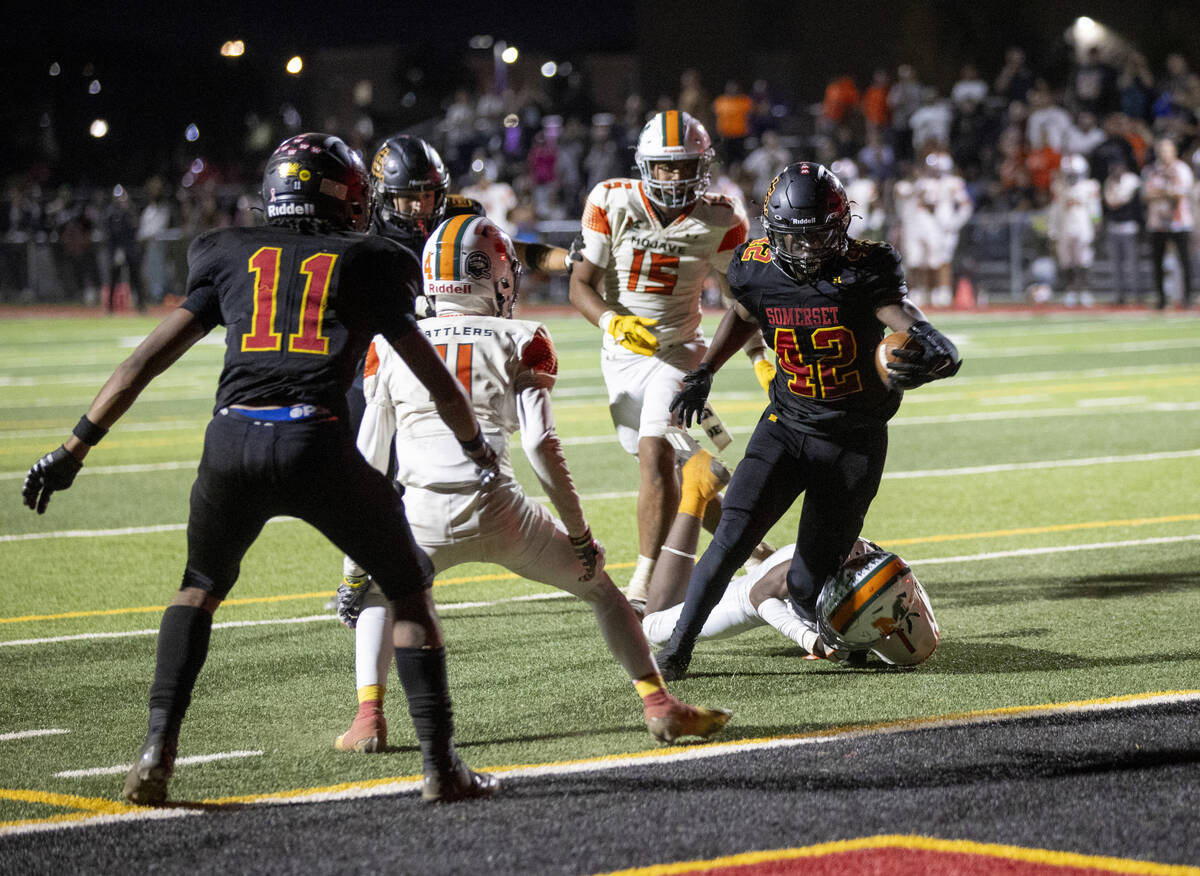 Losee senior Levi Sessi (42) runs into the end zone during the high school 4A Desert League tit ...