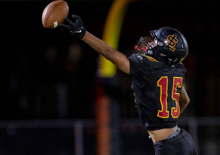 Losee junior Kieran Daniel (15) reaches for a high pass during the high school 4A Desert League ...