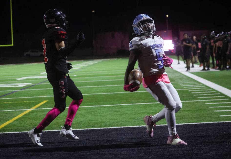 Centennial running back Khy Harris (5) scores a touchdown in front of Las Vegas cornerback Izai ...