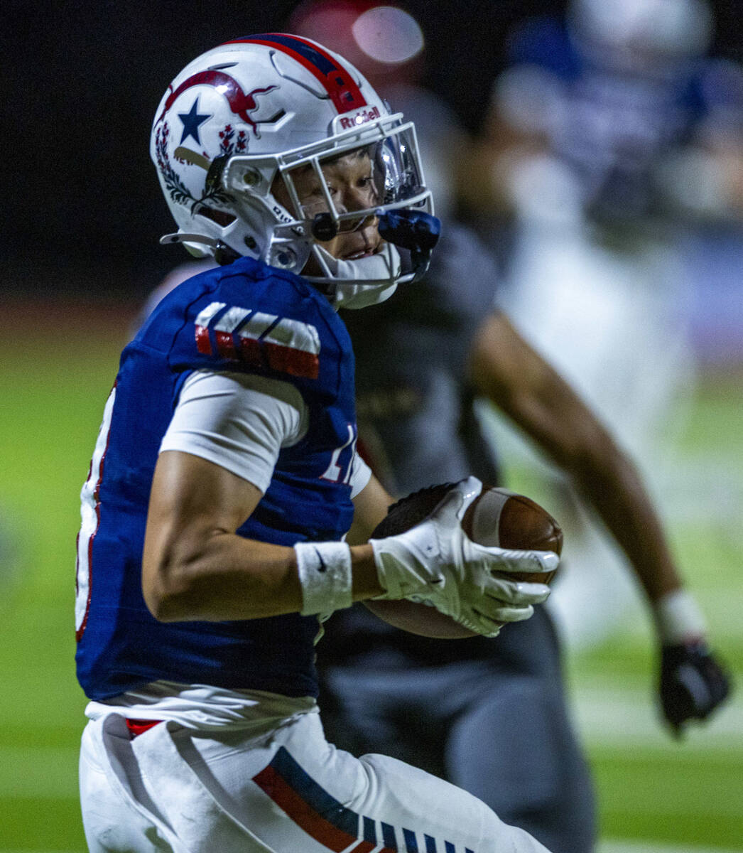 Liberty wide receiver Kellen Iwamuro (8) catches a deep pass for a score against Arbor View dur ...