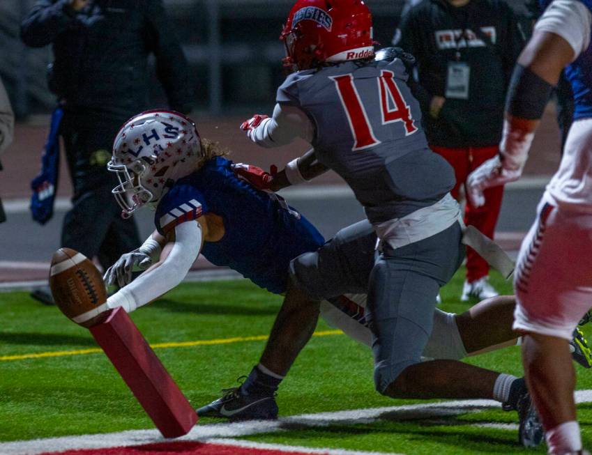 Liberty running back Ezra Sanelivi (1) extends for a possible touchdown as Arbor View cornerbac ...