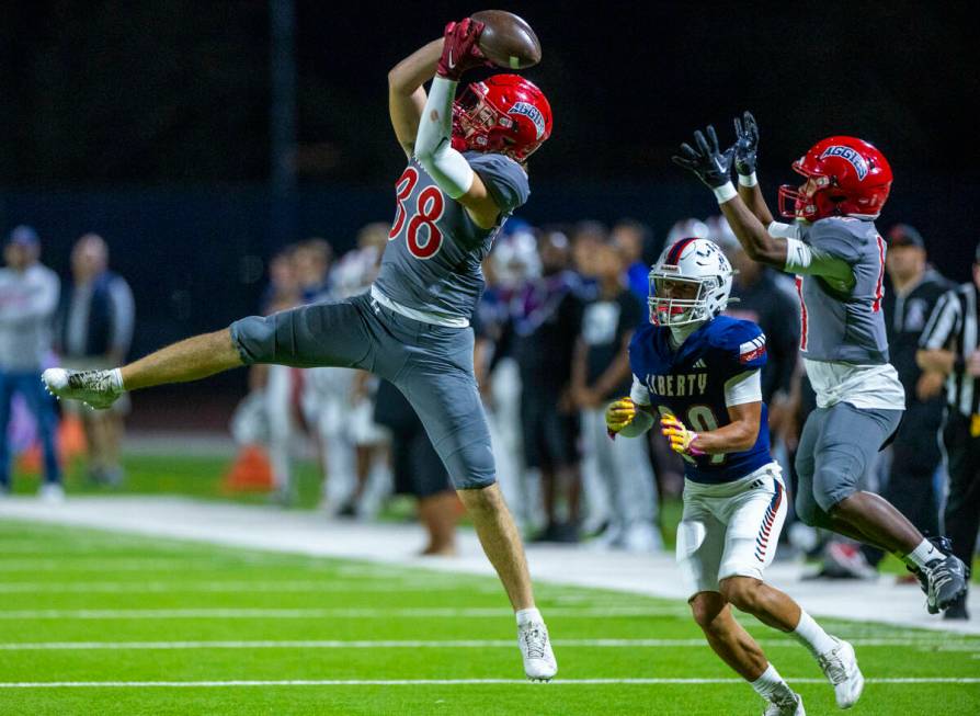 Arbor View tight end Zac Fares (88) attempts to secure a pass Liberty defensive back Tyson Le&# ...