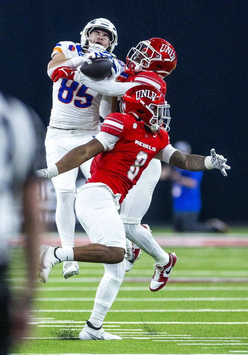 Boise State Broncos tight end Matt Lauter (85) has a pass broken up by UNLV defensive back Jere ...