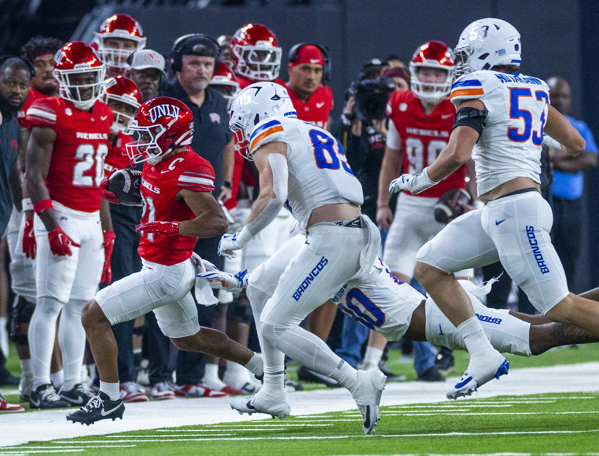 UNLV wide receiver Jacob De Jesus (21) gets to the sidelines after a great return pushed out by ...