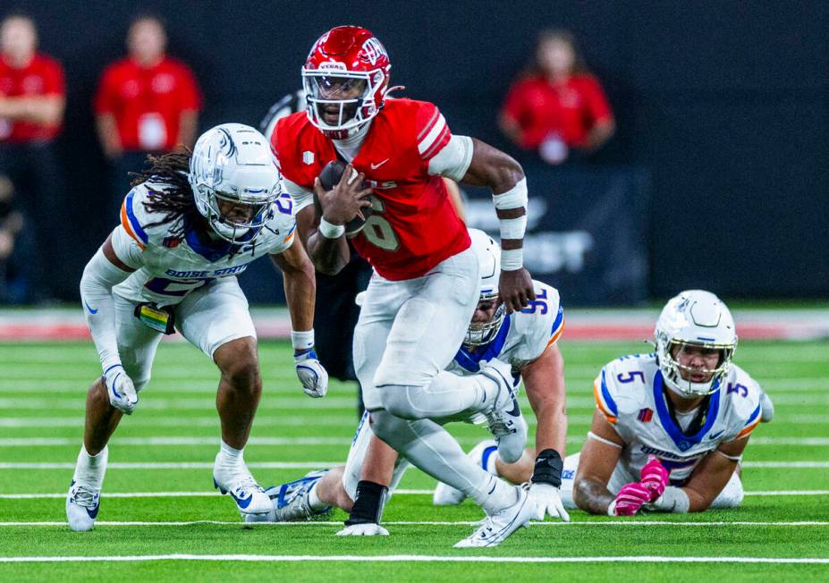 UNLV quarterback Hajj-Malik Williams (6) looks for more yards on a first down run as Boise Stat ...