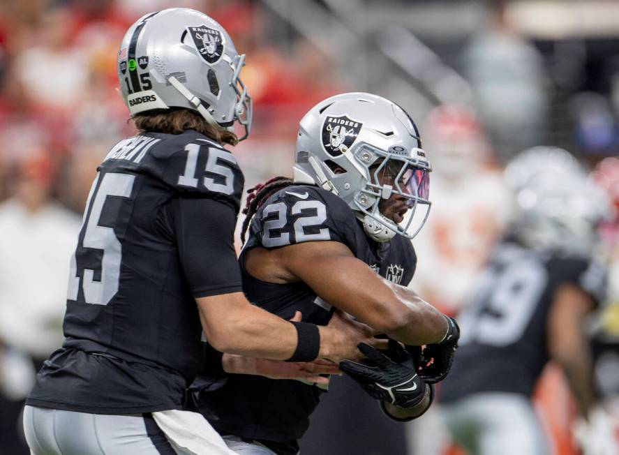 Raiders running back Alexander Mattison (22) receives the ball from quarterback Gardner Minshew ...