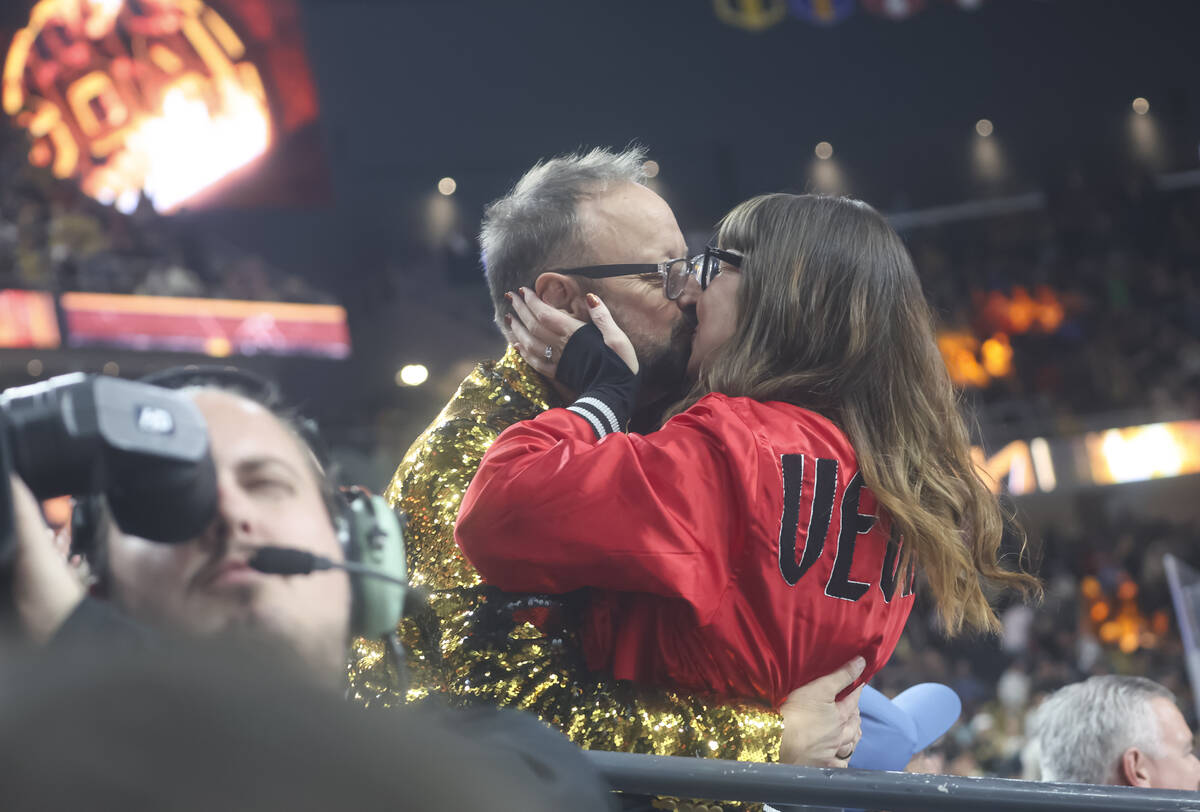 A couple celebrates a Golden Knights goal with a kiss during the third period of an NHL hockey ...