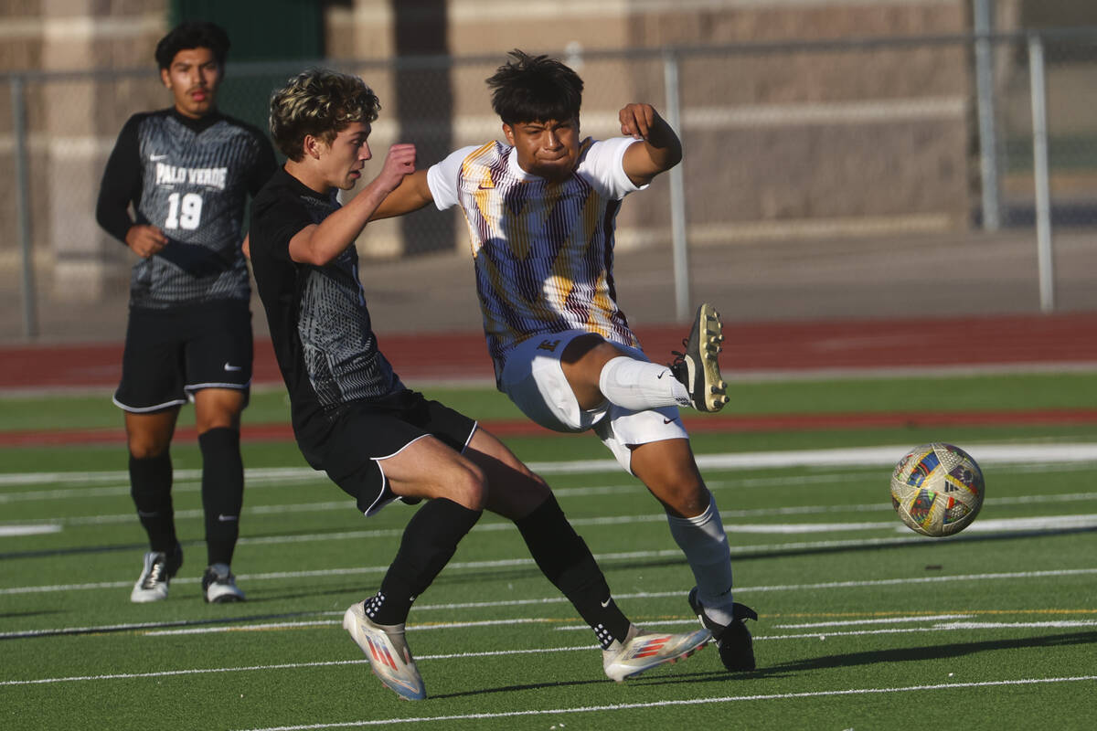 Eldorado midfielder Rogelio Berto, right, passes the ball under pressure from Palo Verde's Noah ...