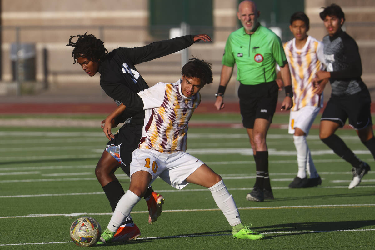 Palo Verde’s Shilo Stephenson (18) and Eldorado’s Abraham Chavez (10) fight for ...