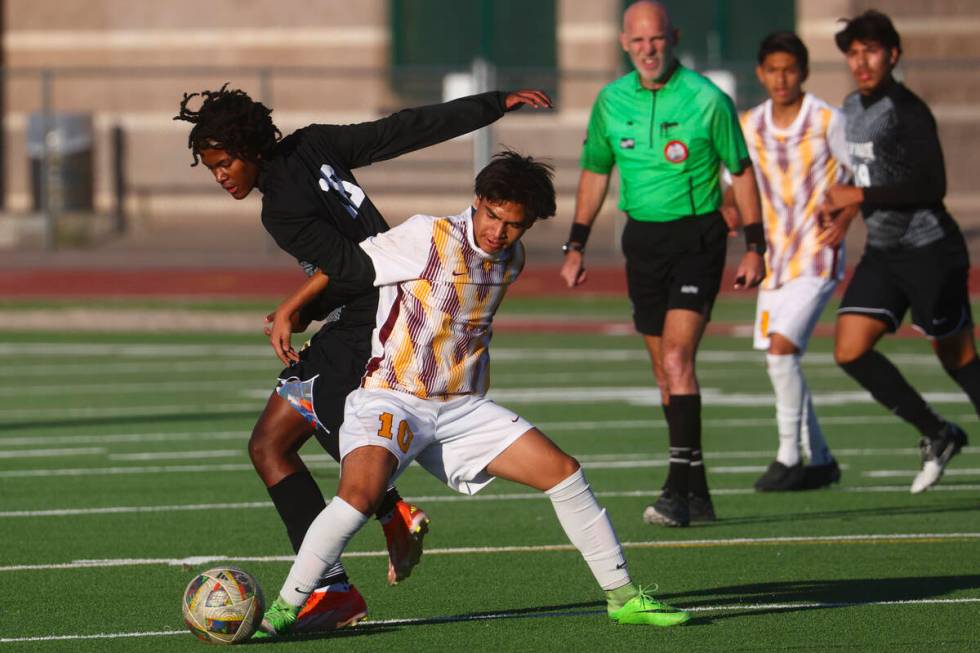 Palo Verde’s Shilo Stephenson (18) and Eldorado’s Abraham Chavez (10) fight for ...