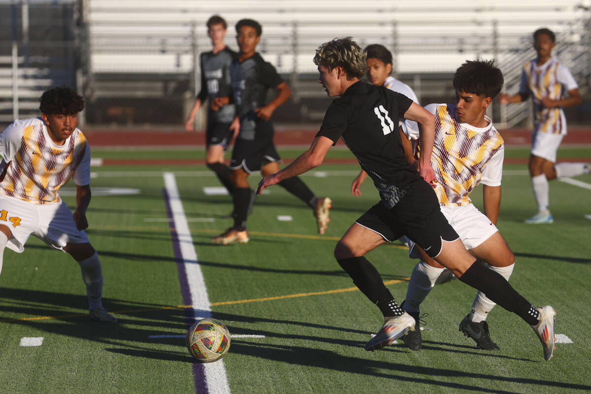 Palo Verde’s Noah Johnson (11) runs with the ball as Eldorado’s Angel Lopez (14) ...