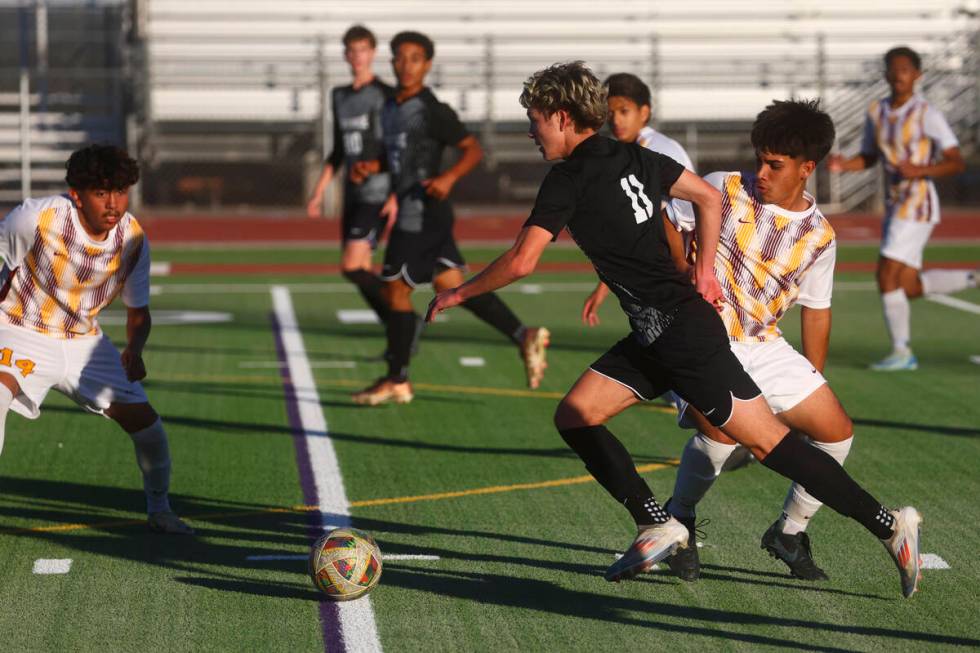 Palo Verde’s Noah Johnson (11) runs with the ball as Eldorado’s Angel Lopez (14) ...