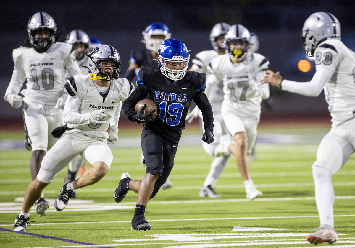 Green Valley senior Kamau Carr (19) runs with the ball during the 5A Division II Southern Leagu ...