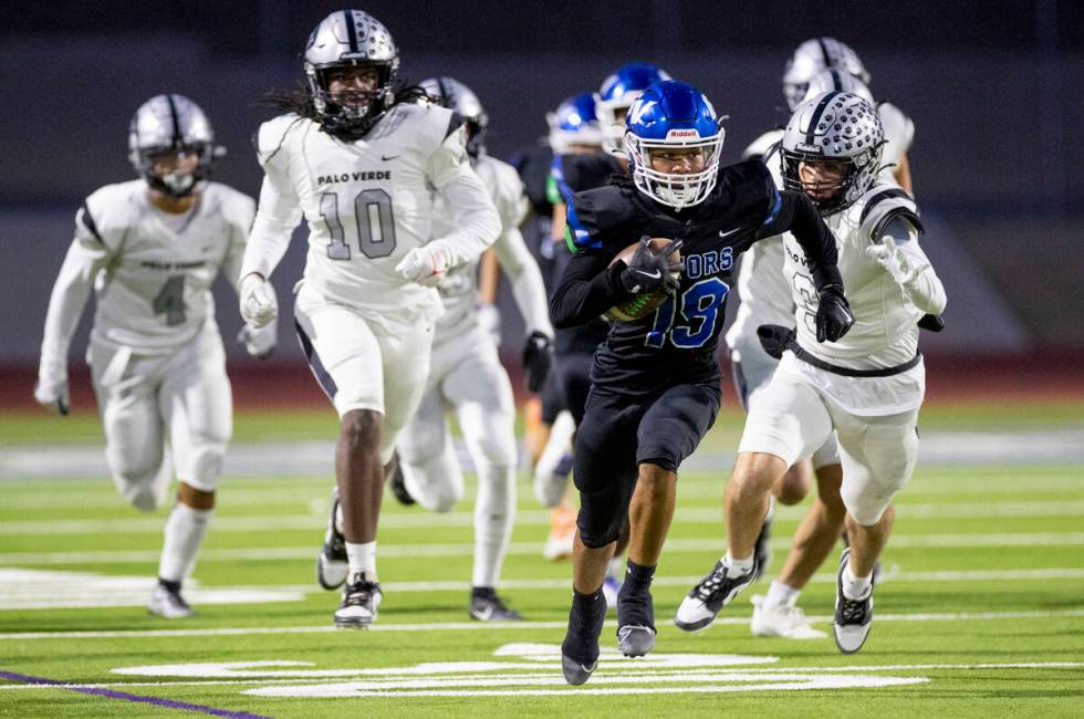 Green Valley senior Kamau Carr (19) runs with the ball during the 5A Division II Southern Leagu ...