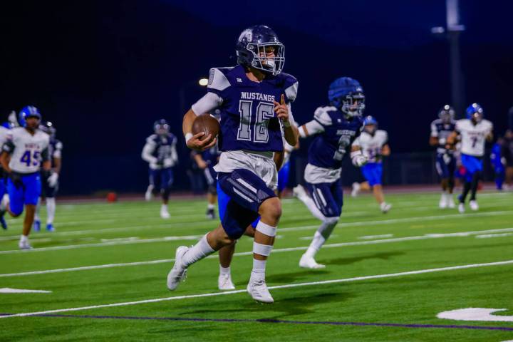 Shadow Ridge quarterback Gage Crnkovic (16) breaks free on a run during a 5A Division II Southe ...