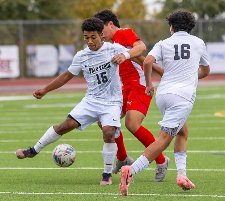 Palo Verde forward Trevon Aytch (15) passes the ball to teammate midfielder Daniel Maldonado (1 ...