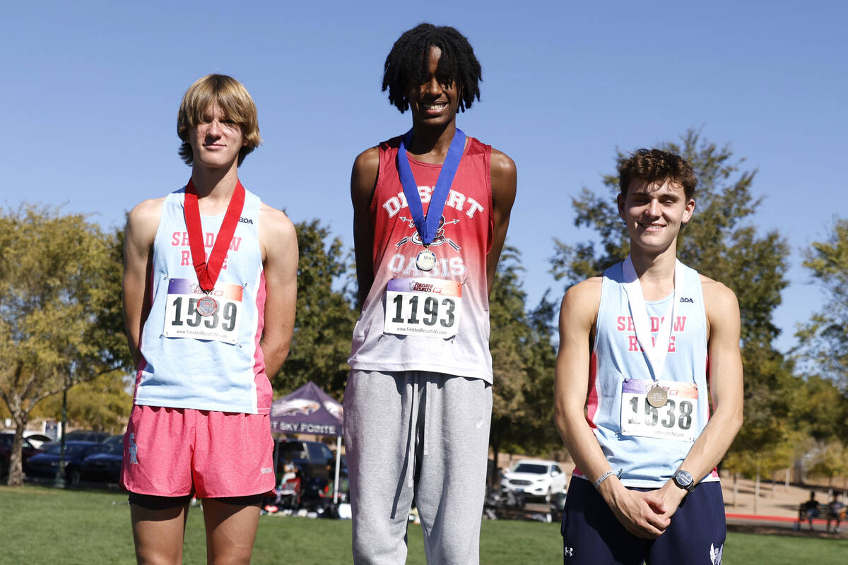 The 5A Southern Region boys cross country meet winners Kenan Dagge of Desert Oasis, center, Car ...