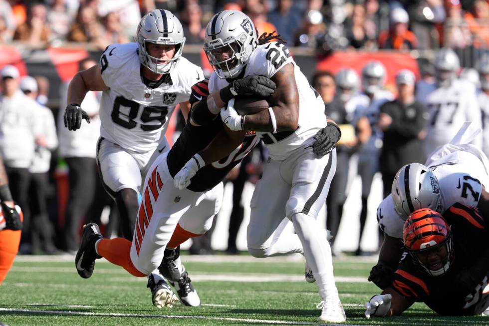 Las Vegas Raiders running back Alexander Mattison (22) runs against Cincinnati Bengals defensiv ...