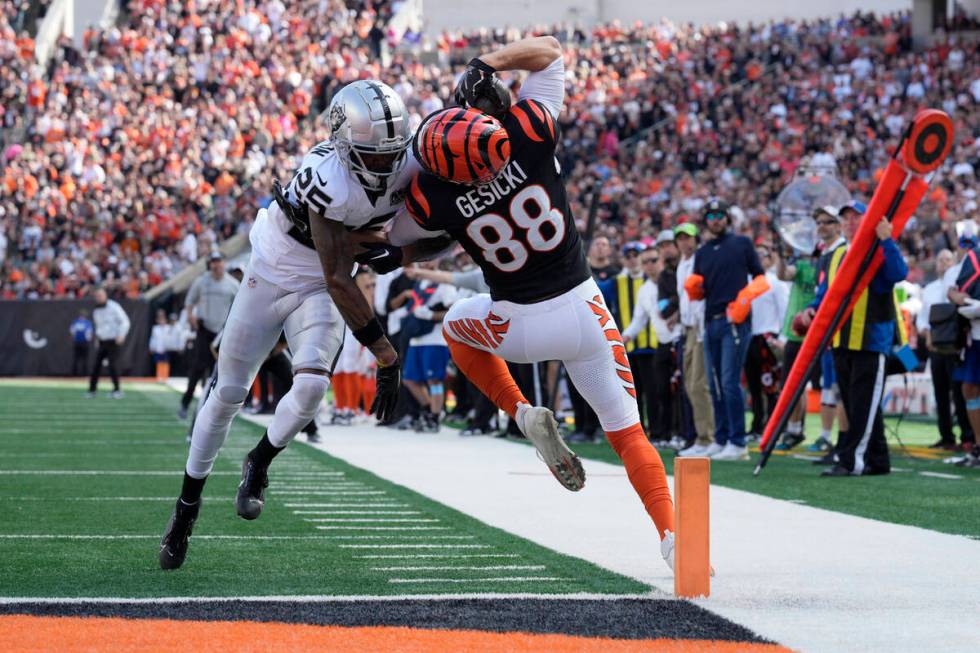 Cincinnati Bengals tight end Mike Gesicki (88) cannot catch a pass in bounds while being defend ...