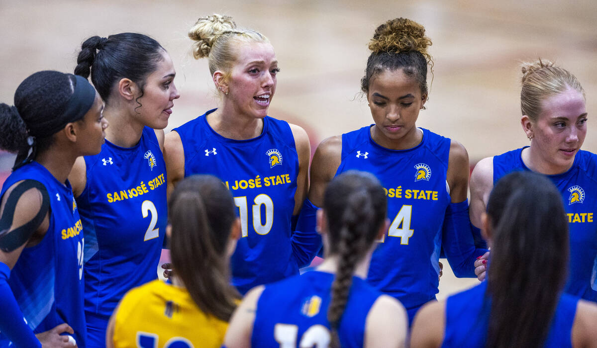 San Jose State setter Brooke Slusser (10) speaks with teammates in a huddle against UNLV during ...