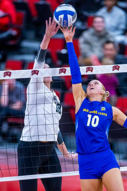 UNLV right side hitter Gabrielle Arretche-Ramos (18) and San Jose State setter Brooke Slusser ( ...