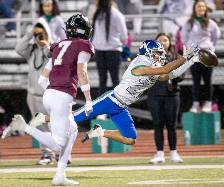 Green Valley sophomore Sonny Uranich (27) dives for a pass a barely misses during the 5A Divisi ...