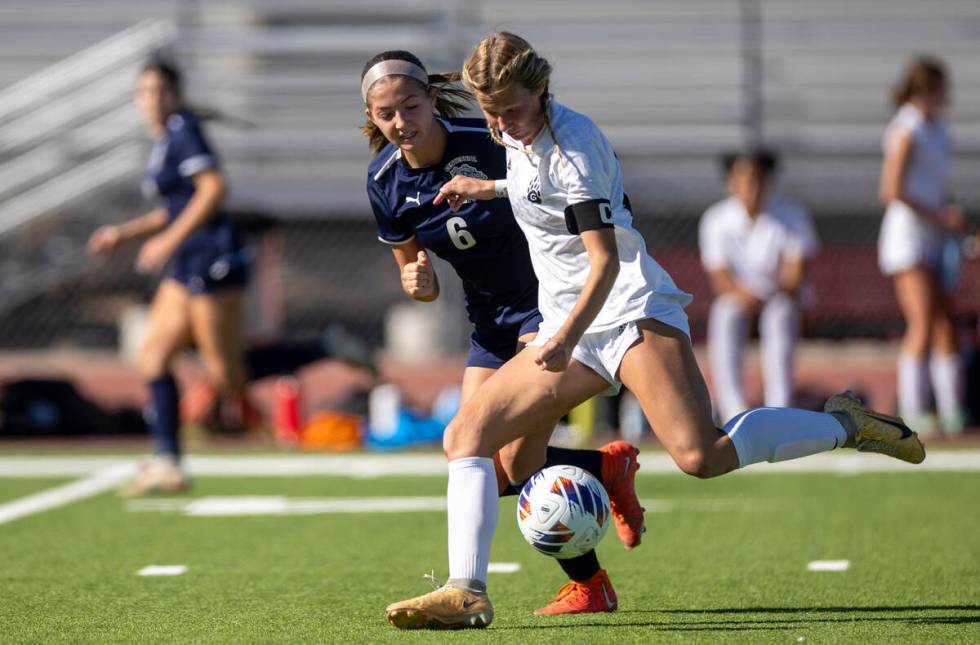 Centennial defender Ellah Scharringhausen (6) runs at Galena senior Nyla Hensley, right, while ...