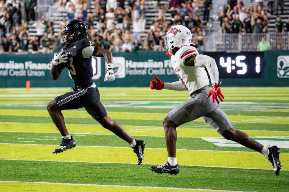 Hawaii linebacker Jalen Smith (3) runs the ball during the second half of an NCAA college footb ...