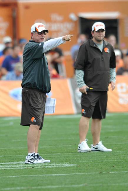 Cleveland Browns offensive coordinator Norv Turner, left, and wide receivers coach Scott Turner ...