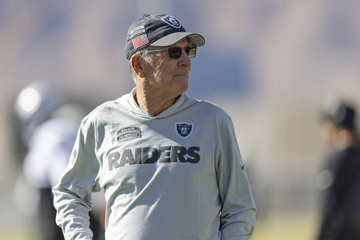 Raiders senior offensive advisor Norv Turner walks the field during the team’s practice ...