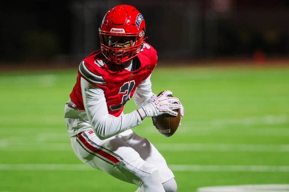 Arbor View wide receiver Damani Warren (3) runs the ball during a Class 5A Division I state sem ...