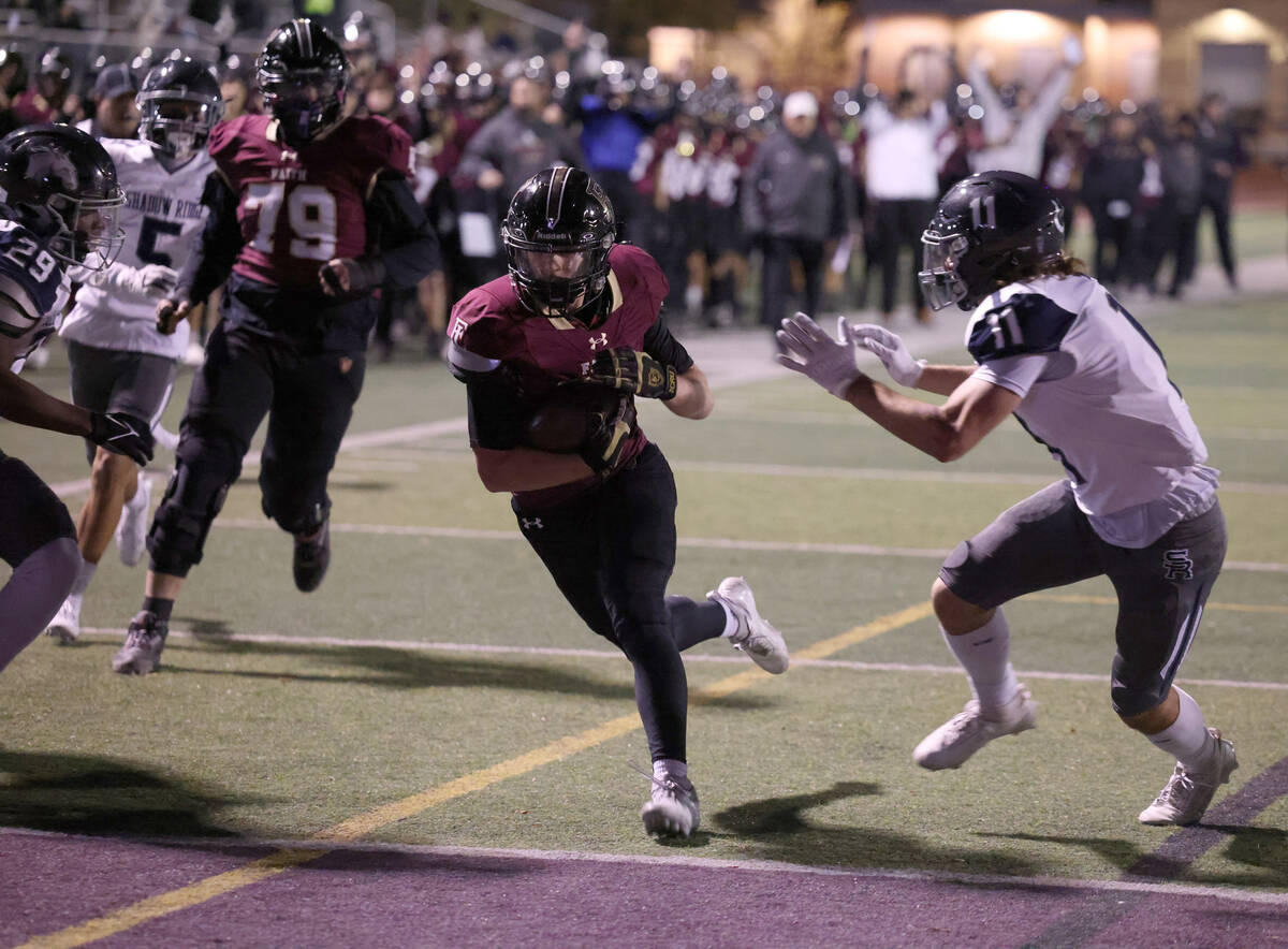 Faith Lutheran running back Justin Robbins (33) runs for a touchdown against Shadow Ridge in th ...