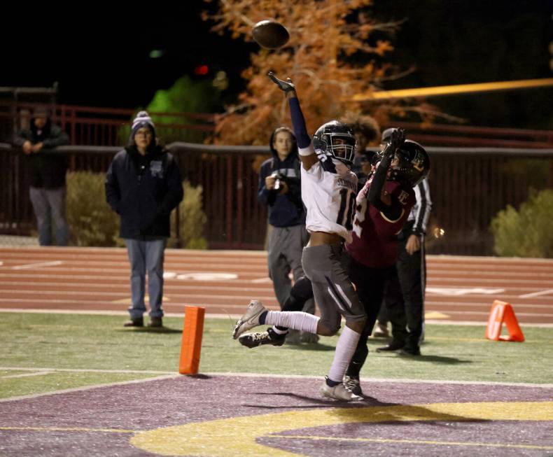 Shadow Ridge Ray Carmel (10) tries to catch a pass in front of Faith Lutheran linebacker Aipa K ...