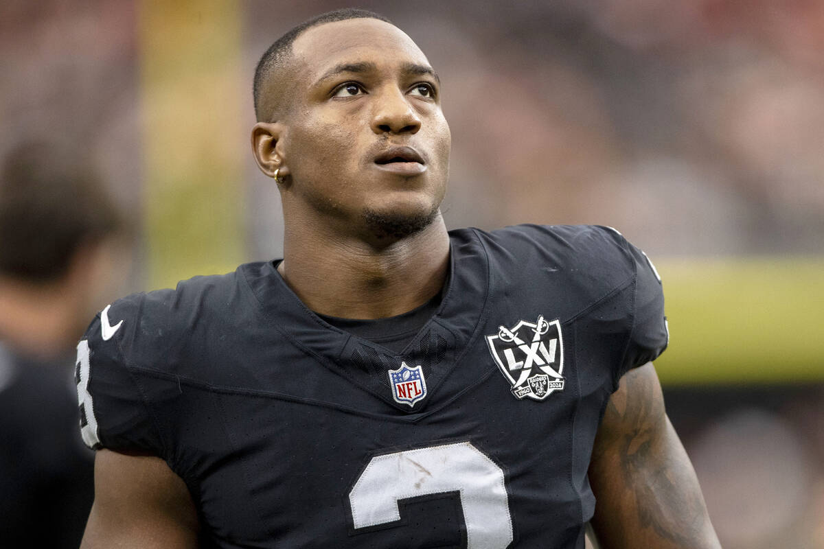 Raiders running back Zamir White (3) on the sideline before an NFL game against the Kansas City ...