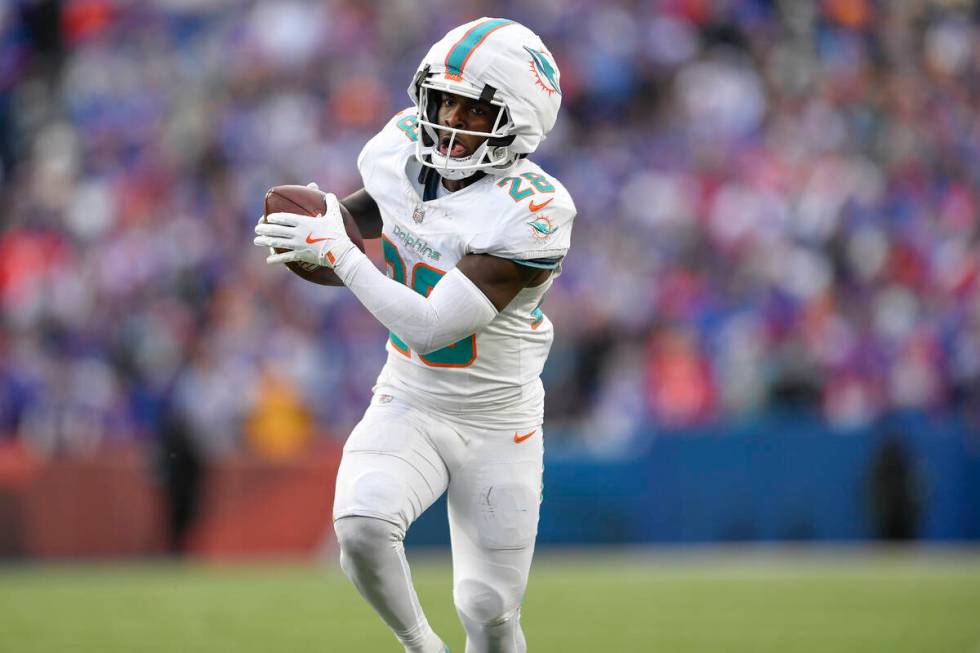 Miami Dolphins running back De'Von Achane (28) runs with the ball during the second half of an ...