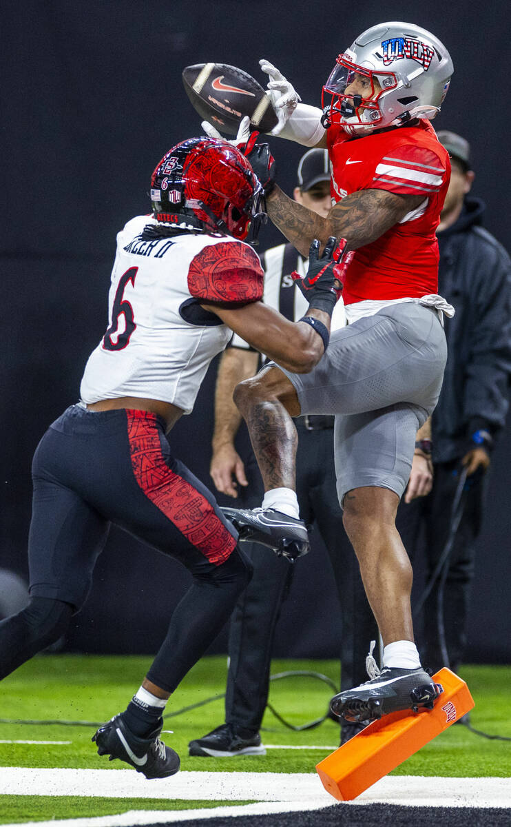 UNLV wide receiver Casey Cain (1) attempts to secure a touchdown pass as San Diego State Aztecs ...