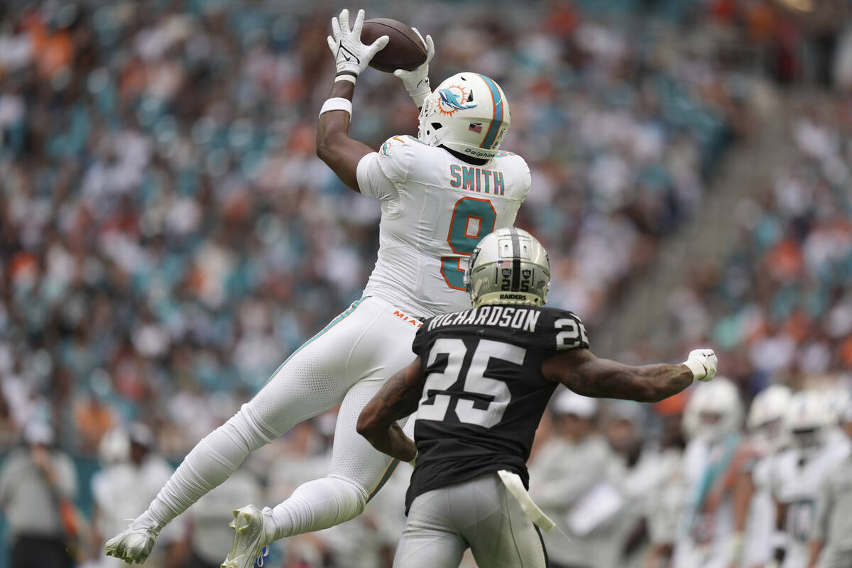 Miami Dolphins tight end Jonnu Smith (9) catches a pass ahead of Las Vegas Raiders cornerback D ...