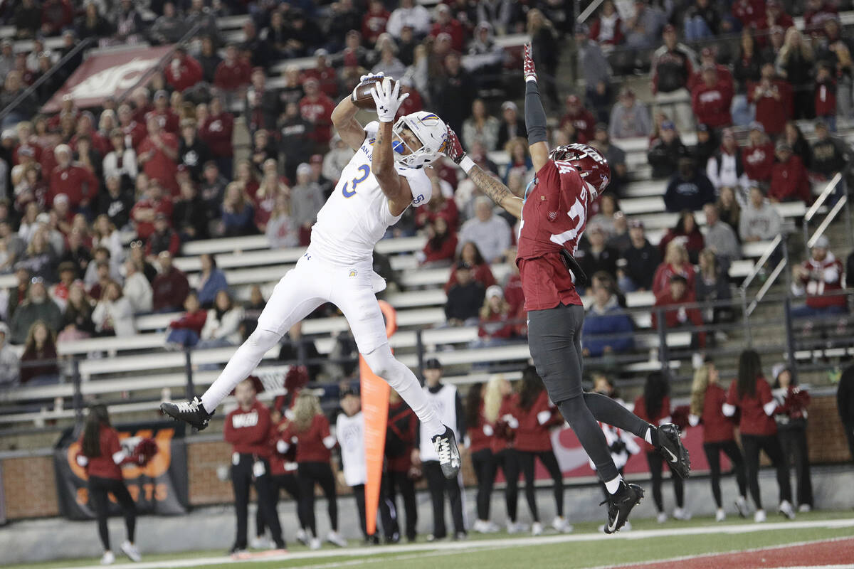 San Jose State wide receiver Nick Nash (3) catches a pass for a touchdown while pressured by Wa ...