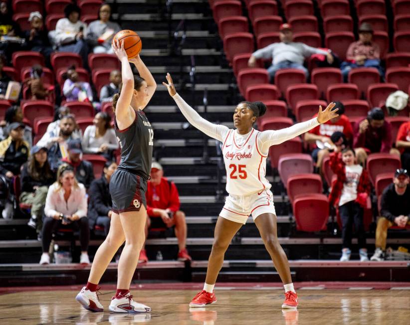 UNLV guard Aaliyah Alexander (25) guards Oklahoma Sooners guard Payton Verhulst (12) during the ...