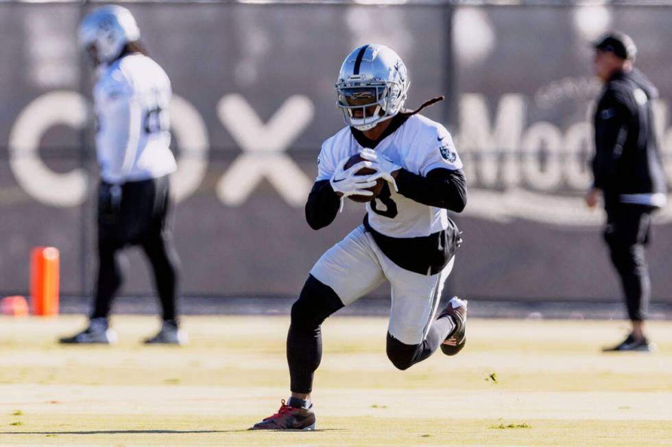 Raiders running back Ameer Abdullah (8) rushes with the football during the team’s pract ...