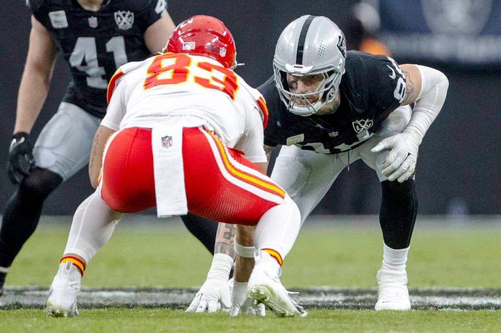 Raiders defensive end Maxx Crosby (98) lines up opposite Kansas City Chiefs tight end Noah Gray ...