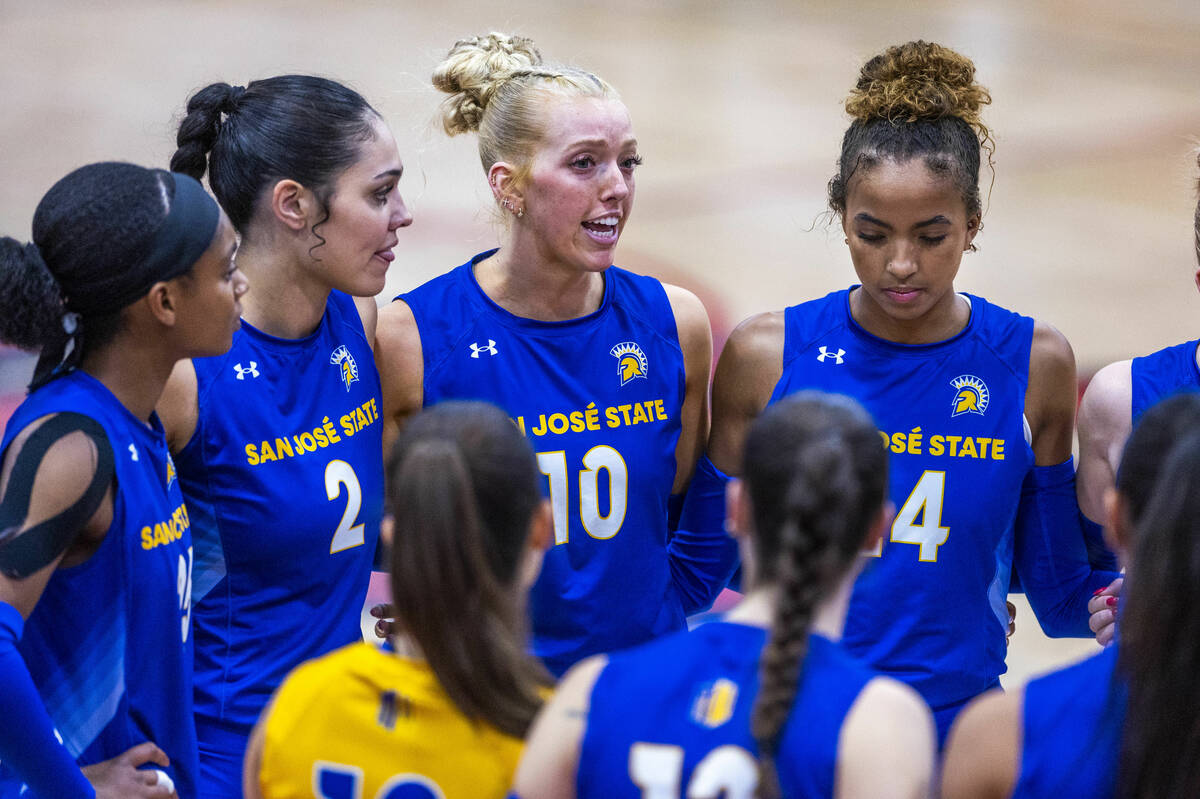 San Jose State setter Brooke Slusser (10) speaks with teammates in a huddle against UNLV during ...