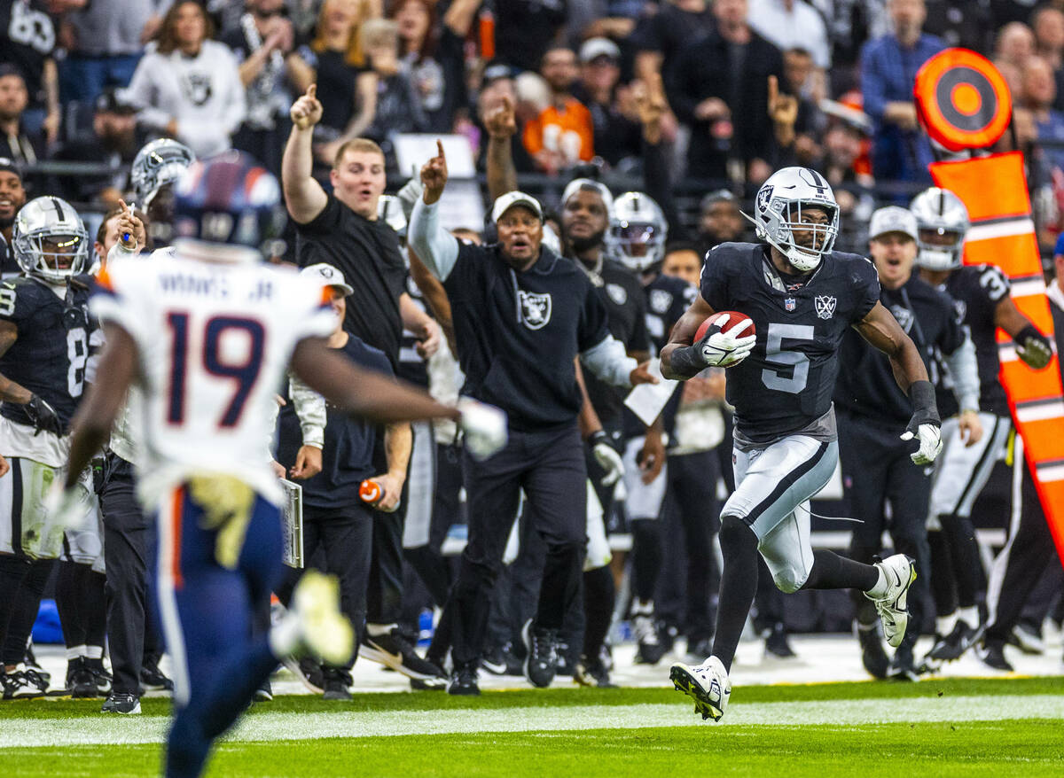 Raiders linebacker Divine Deablo (5) sprints up the sidelines after a fake punt pass reception ...