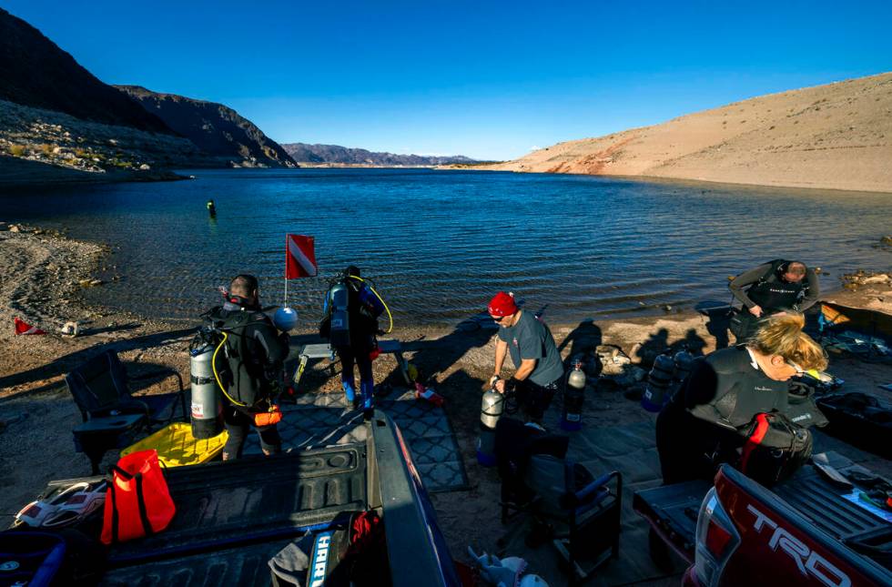 Sin City Scuba dive students get ready for an open water dive in Kingman Wash at Lake Mead Nati ...