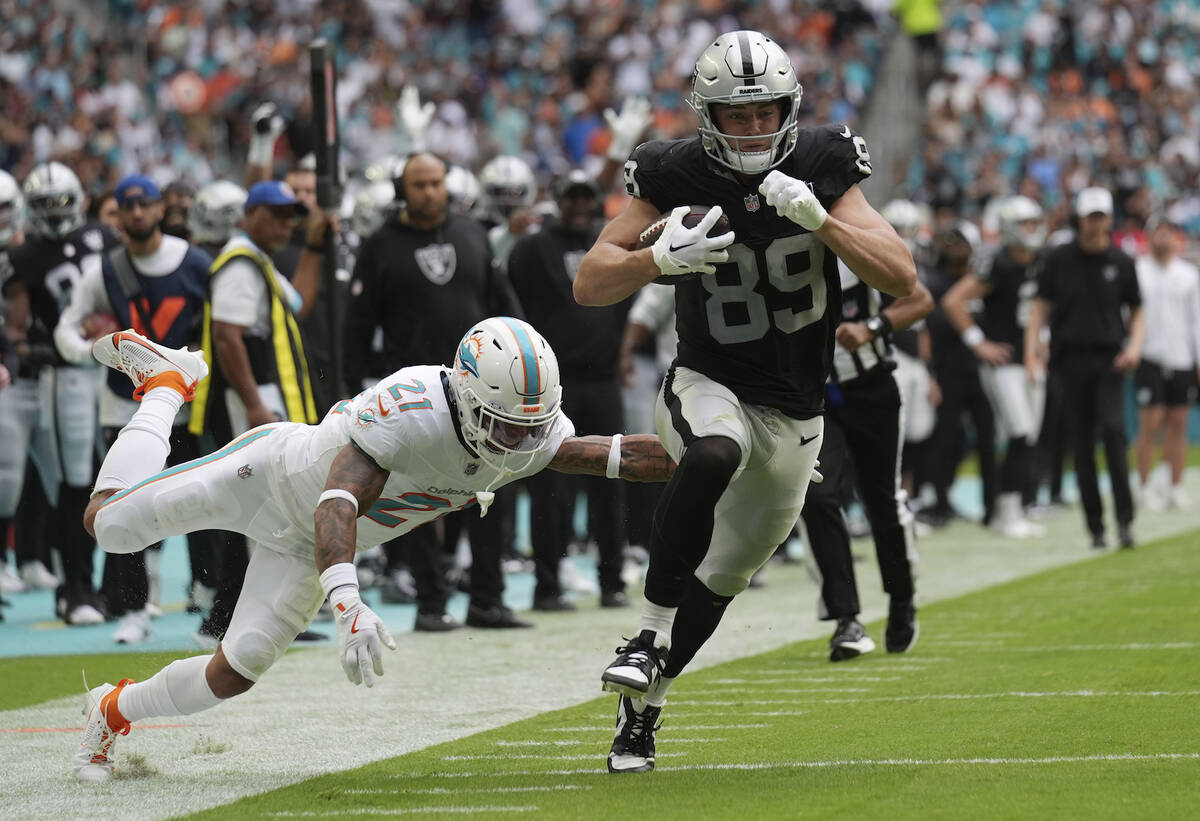 Las Vegas Raiders tight end Brock Bowers (89) gets past Miami Dolphins safety Jordan Poyer, rig ...