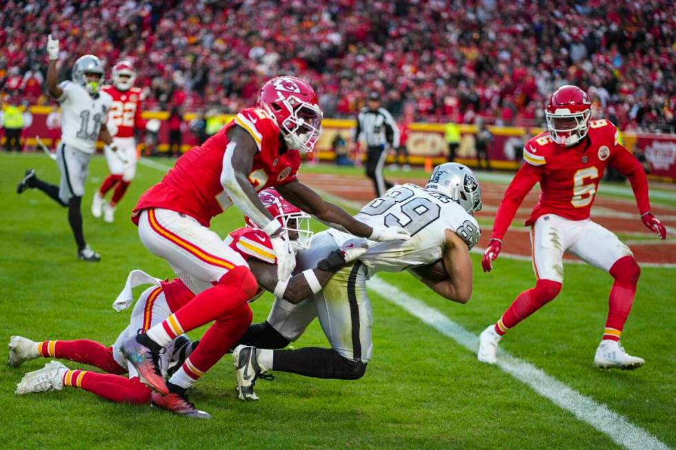 Las Vegas Raiders tight end Brock Bowers (89) dives in for a touchdown as he's hit by Kansas Ci ...