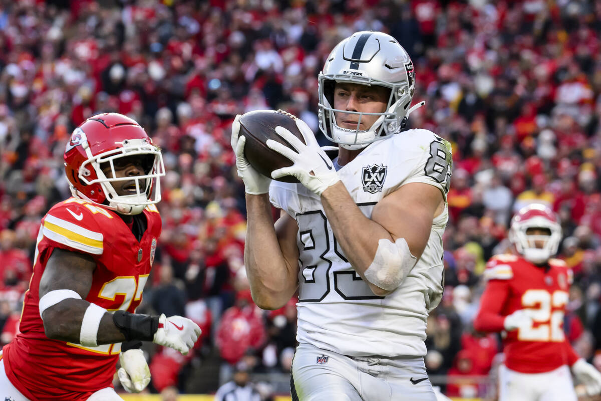 Las Vegas Raiders tight end Brock Bowers (89) catches a pass in front of Kansas City Chiefs saf ...