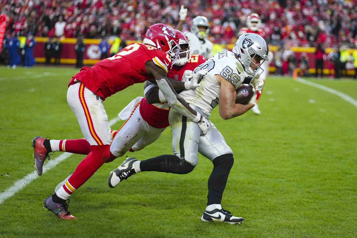 Las Vegas Raiders tight end Brock Bowers (89) runs in for a touchdown as he's hit by Kansas Cit ...